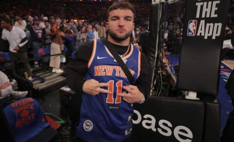  Giants’ Cam Skattebo fights with Dominik Mysterio at WWE Raw