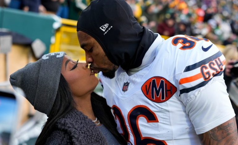  Simone Biles returns to Lambeau Field, shows off game day fit